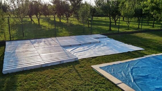 Терраса из поддонов на даче